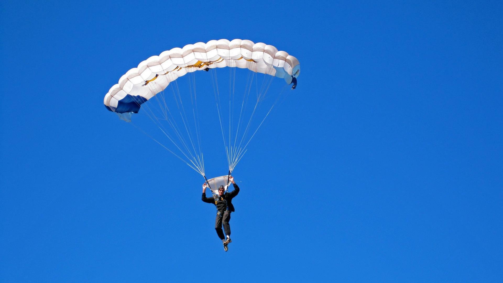 赛道与球场，当F1争冠之夜遇见大场面先生武切维奇