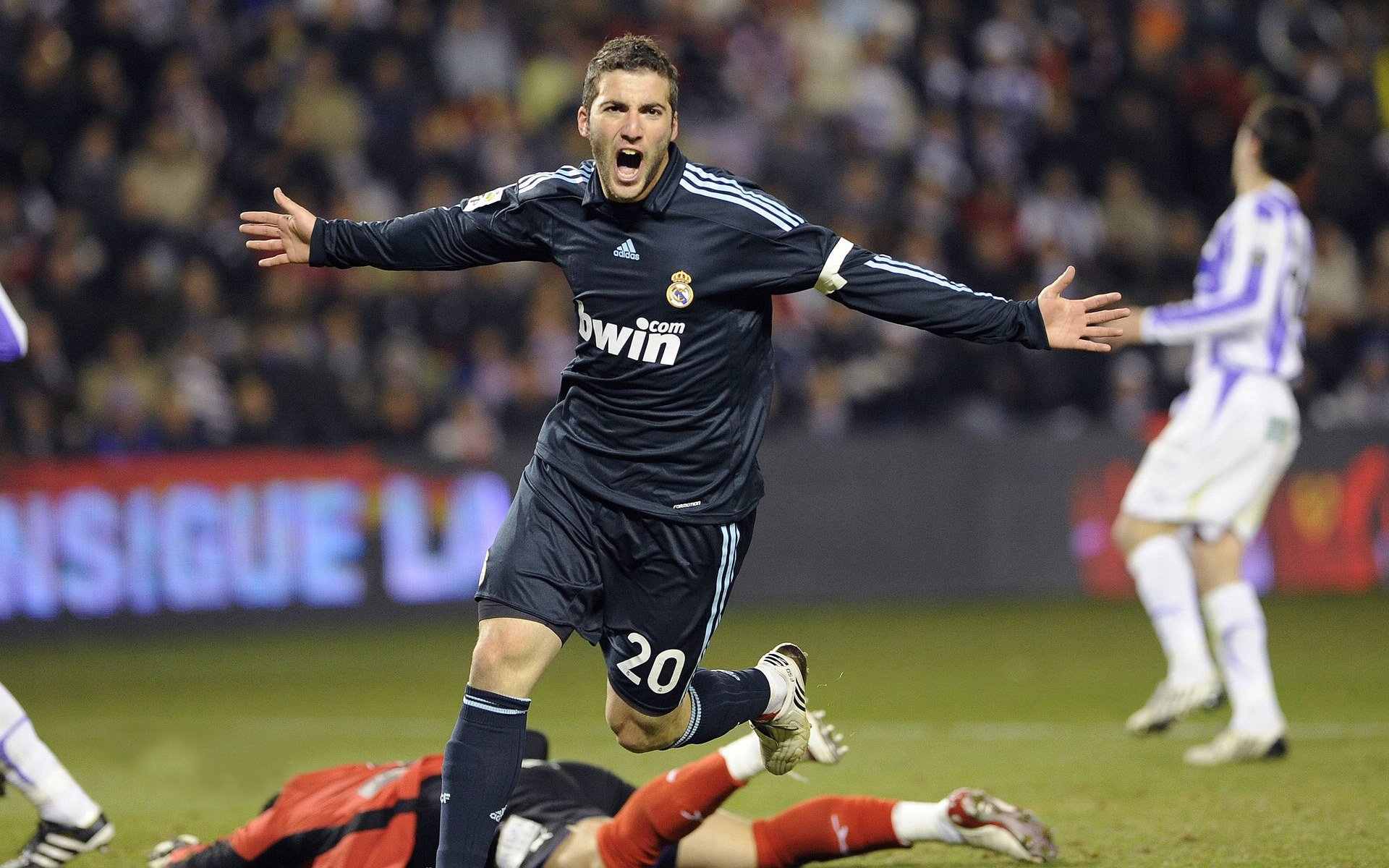 赛道与球场，孙兴慜在F1街道赛的冰岛式险胜